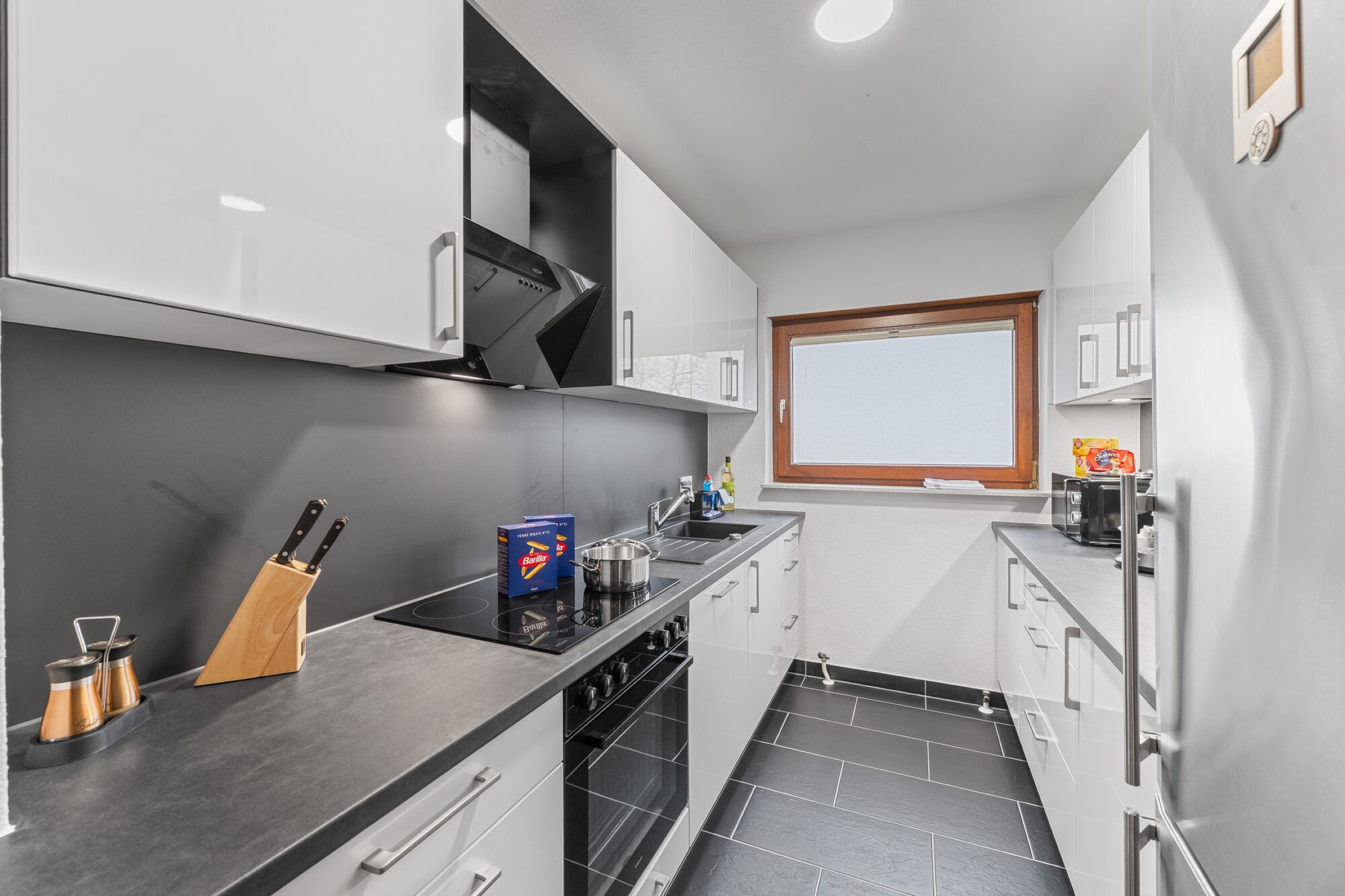 Voll ausgestattete Küche mit Herd, Backofen, sehr großem Kühlschrank und Arbeitsfläche. Voll ausgestattete Küche mit Herd, Backofen, sehr großem Kühlschrank und Arbeitsfläche.