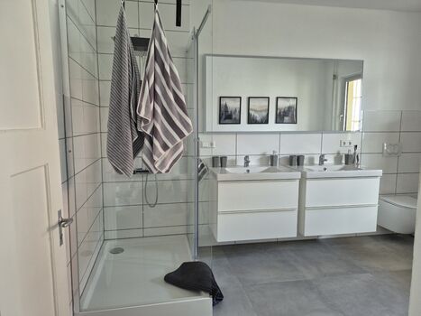 Badezimmer mit Waschtrockner Badezimmer mit Waschtrockner