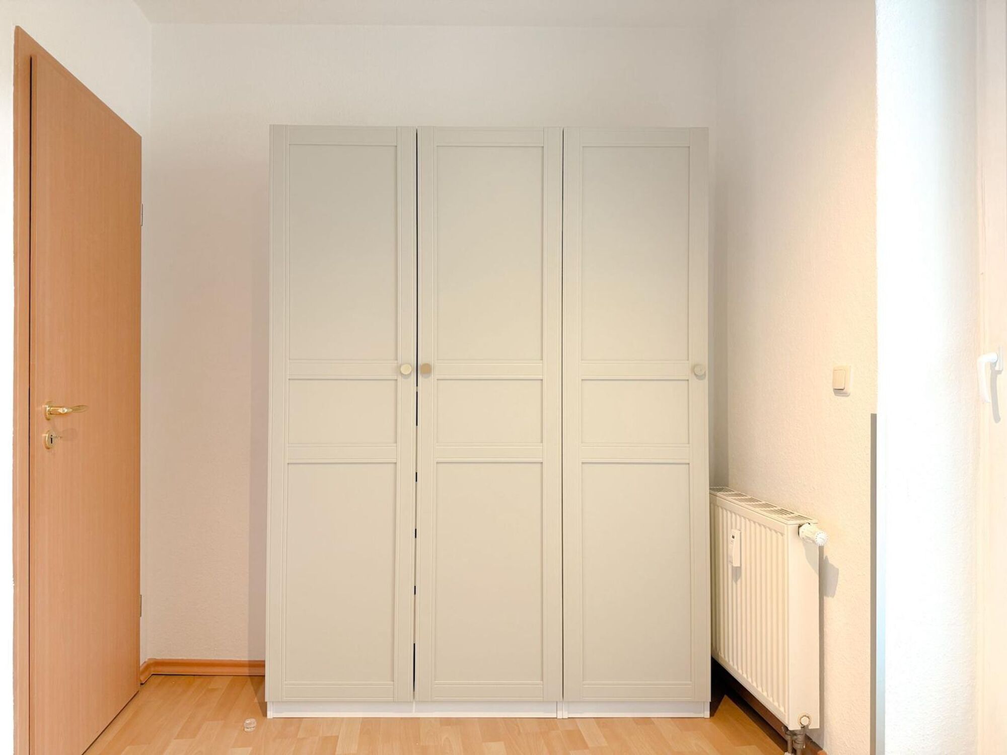 Schrank mit großzügigem Stauraum Schrank mit großzügigem Stauraum