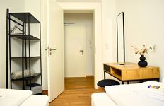 Zimmer 2: *2 Boxspringbetten *Arbeitsplatz *offenes Regal *Kleiderstange Zimmer 2: *2 Boxspringbetten *Arbeitsplatz *offenes Regal *Kleiderstange