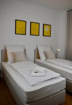 Zimmer1: Das Boxspringbett kann getrennt genutzt werden. Zimmer1: Das Boxspringbett kann getrennt genutzt werden.