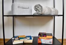Zimmer1: „Auf diesem Foto habe ich euch einige Bücher und Spiele bereitgelegt, um gemeinsam gemütliche Stunden zu verbringen. So lässt sich der Abend wunderbar entspannt ausklingen und für schöne Erinnerungen sorgen.“ Zimmer1: „Auf diesem Foto habe ich euch einige Bücher und Spiele bereitgelegt, um gemeinsam gemütliche Stunden zu verbringen. So lässt sich der Abend wunderbar entspannt ausklingen und für schöne Erinnerungen sorgen.“