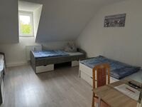 Insgesamt 10 Betten. Zimmer 1 mit 2 Betten, Zimmer 2 mit 3 Betten, Zimmer 3 mit 2 Betten und Zimmer 4 mit 3 Betten. Alle Zimmer mit tv und Schreibtisch Insgesamt 10 Betten. Zimmer 1 mit 2 Betten, Zimmer 2 mit 3 Betten, Zimmer 3 mit 2 Betten und Zimmer 4 mit 3 Betten. Alle Zimmer mit tv und Schreibtisch