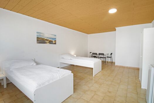 Schlafzimmer 1 mit zwei Einzelbetten, Sitzecke und Smart TV Schlafzimmer 1 mit zwei Einzelbetten, Sitzecke und Smart TV