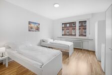 Schlafzimmer 2 mit drei Einzelbetten, Sitzecke und Smart TV Schlafzimmer 2 mit drei Einzelbetten, Sitzecke und Smart TV