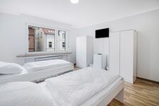 Schlafzimmer 2 mit drei Einzelbetten, Sitzecke und Smart TV Schlafzimmer 2 mit drei Einzelbetten, Sitzecke und Smart TV