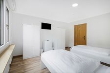 Schlafzimmer 2 mit drei Einzelbetten, Sitzecke und Smart TV Schlafzimmer 2 mit drei Einzelbetten, Sitzecke und Smart TV