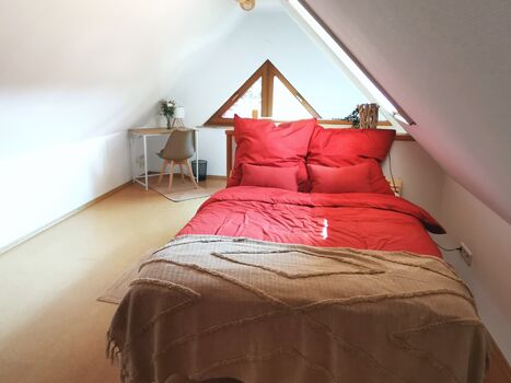 Ruhiges Loftzimmer mit privatem Gäste-WC und Garten Ruhiges Loftzimmer mit privatem Gäste-WC und Garten