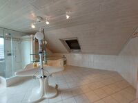 Das helle, einladende Bad lädt dazu ein, sich in entspannter Atmosphäre frisch zu machen. / The bright, inviting bathroom invites you to freshen up in a relaxed atmosphere. Das helle, einladende Bad lädt dazu ein, sich in entspannter Atmosphäre frisch zu machen. / The bright, inviting bathroom invites you to freshen up in a relaxed atmosphere.