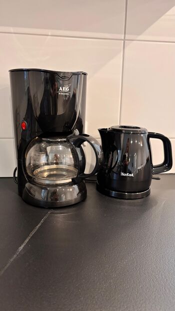 Kaffeemaschine, Kaffee und Filter, Wasserkocher und Tee steht zur Verfügung Kaffeemaschine, Kaffee und Filter, Wasserkocher und Tee steht zur Verfügung