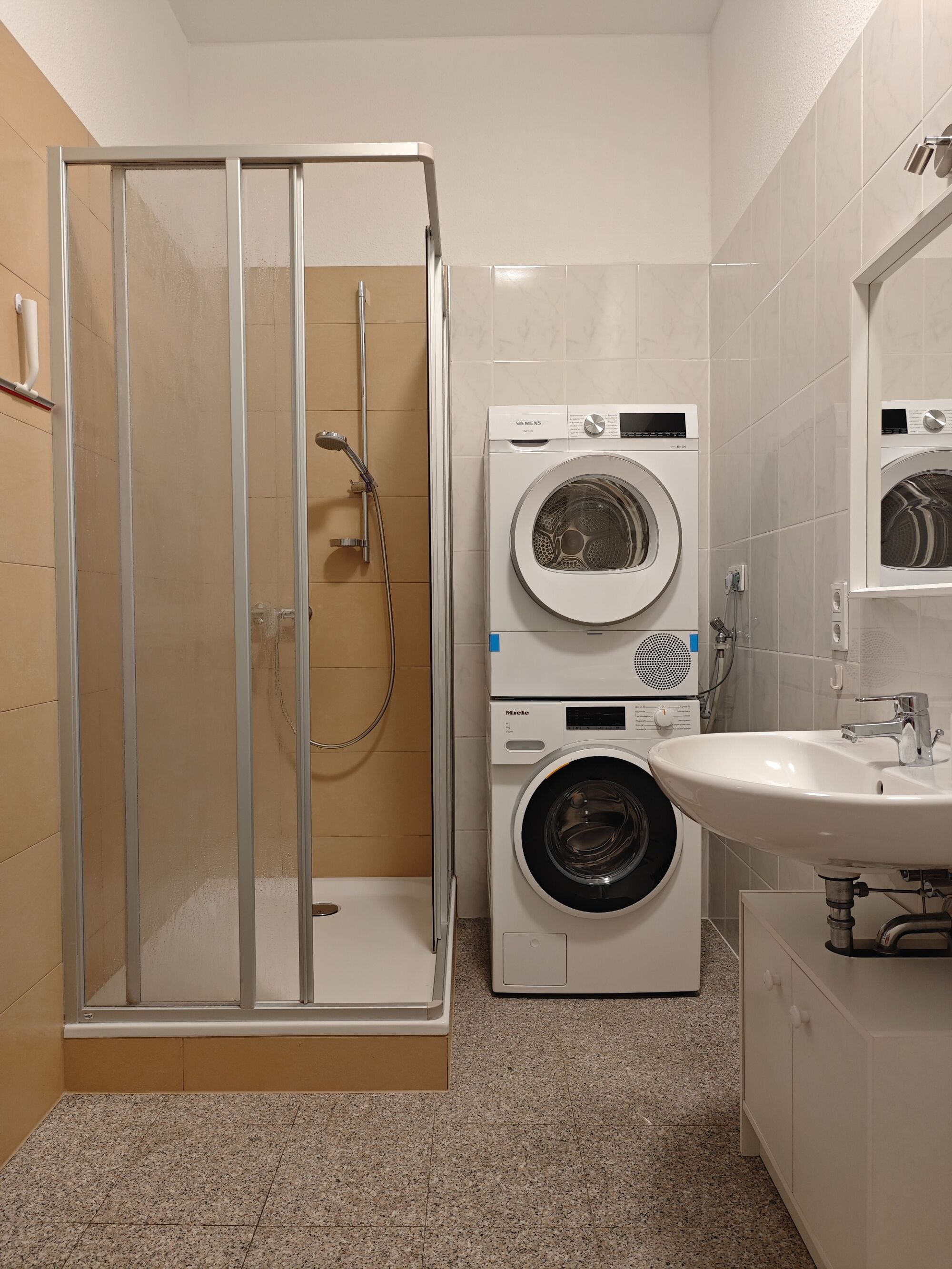 Dusche mit Waschmaschine & Trockner Dusche mit Waschmaschine & Trockner