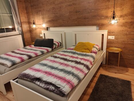 Schlafzimmer mit 2 Einzelbetten und einem großen Schwebetürenschrank Schlafzimmer mit 2 Einzelbetten und einem großen Schwebetürenschrank