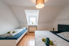 Wohnung 1: Doppelbett + Einzelbett (Schlafzimmer 2) Wohnung 1: Doppelbett + Einzelbett (Schlafzimmer 2)
