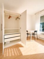 Schrank und Sitzecke im Schlafzimmer Schrank und Sitzecke im Schlafzimmer