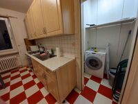 Küchenzeile mit Mikrowelle, Herd, Backofen und großem Kühlschrank Küchenzeile mit Mikrowelle, Herd, Backofen und großem Kühlschrank