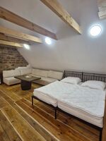 Wohnzimmer mit Doppelbett und Schlafcouch Wohnzimmer mit Doppelbett und Schlafcouch