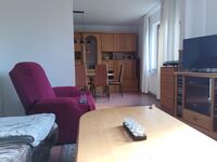 Wohnzimmer mit Blick ins Esszimmer Wohnzimmer mit Blick ins Esszimmer