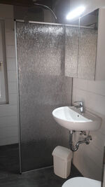 Bad mit Toilette, Dusche und Fenster. Bad mit Toilette, Dusche und Fenster.