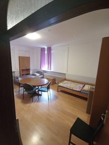 3-Zi-Whg frei, sep. Whg an Fa., Gruppen ab 15 E Zdjęcie 3 3-Zi-Whg frei, sep. Whg an Fa., Gruppen ab 15 E Zdjęcie 3