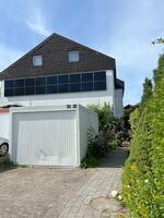 Parkplatz vor Garage u. Hauszugang Parkplatz vor Garage u. Hauszugang