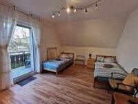 Zimmer (große FeWo mit Balkon) Zimmer (große FeWo mit Balkon)