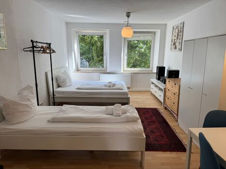 Schlafzimmer mit zwei Einzelbetten
