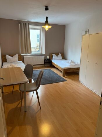 Schlafzimmer mit zwei Einzelbetten
