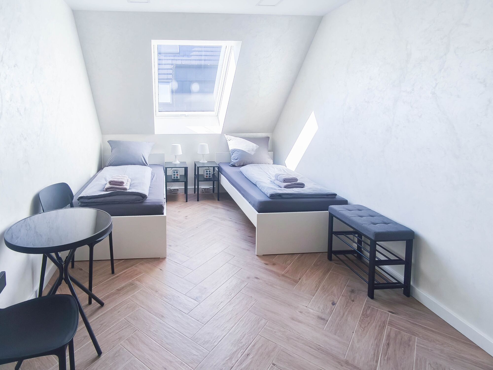 Doppelzimmer mit 2 Einzelbetten / Double room with 2 single beds