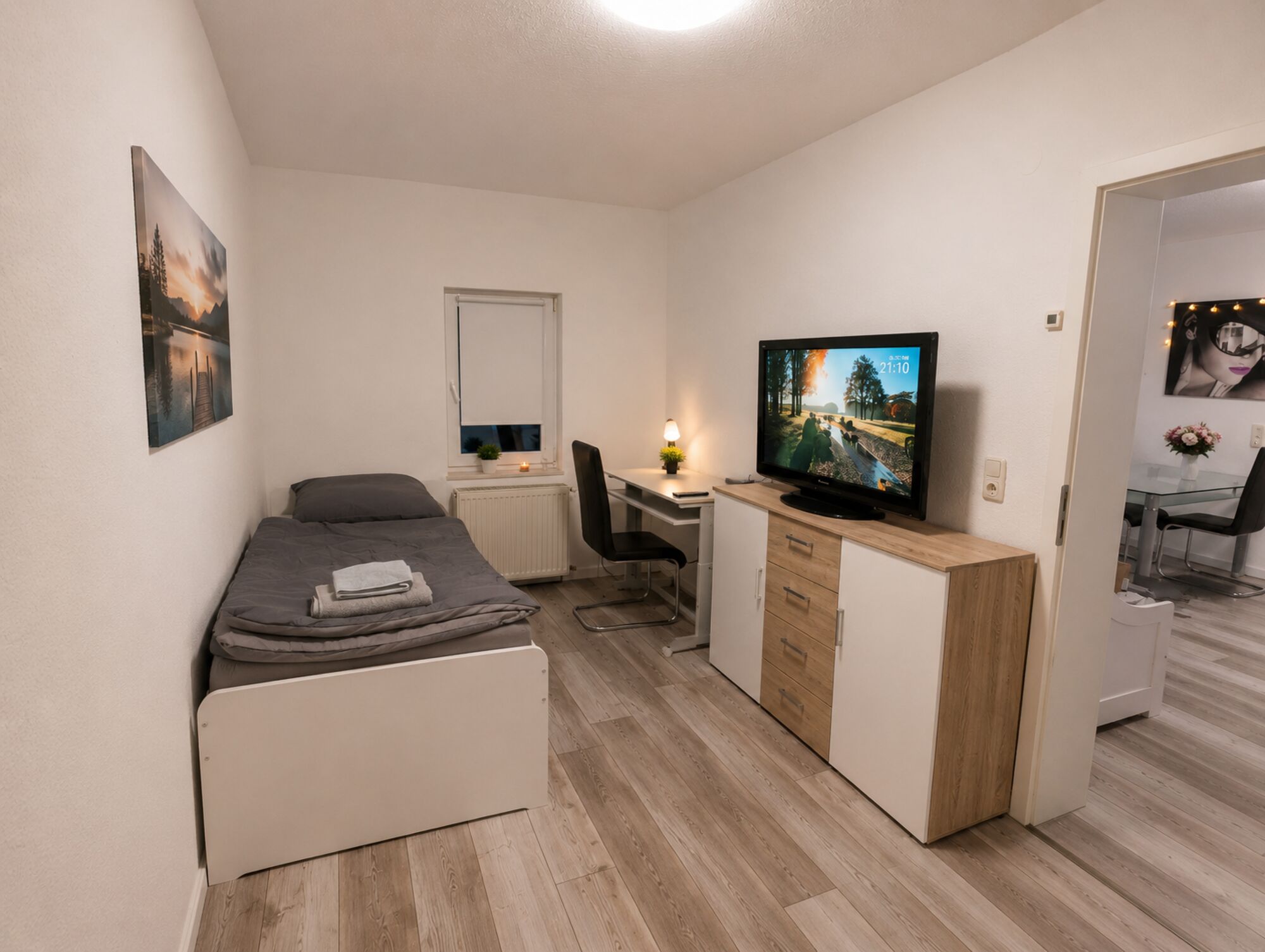 Schlafzimmer mit 42" Netflix TV