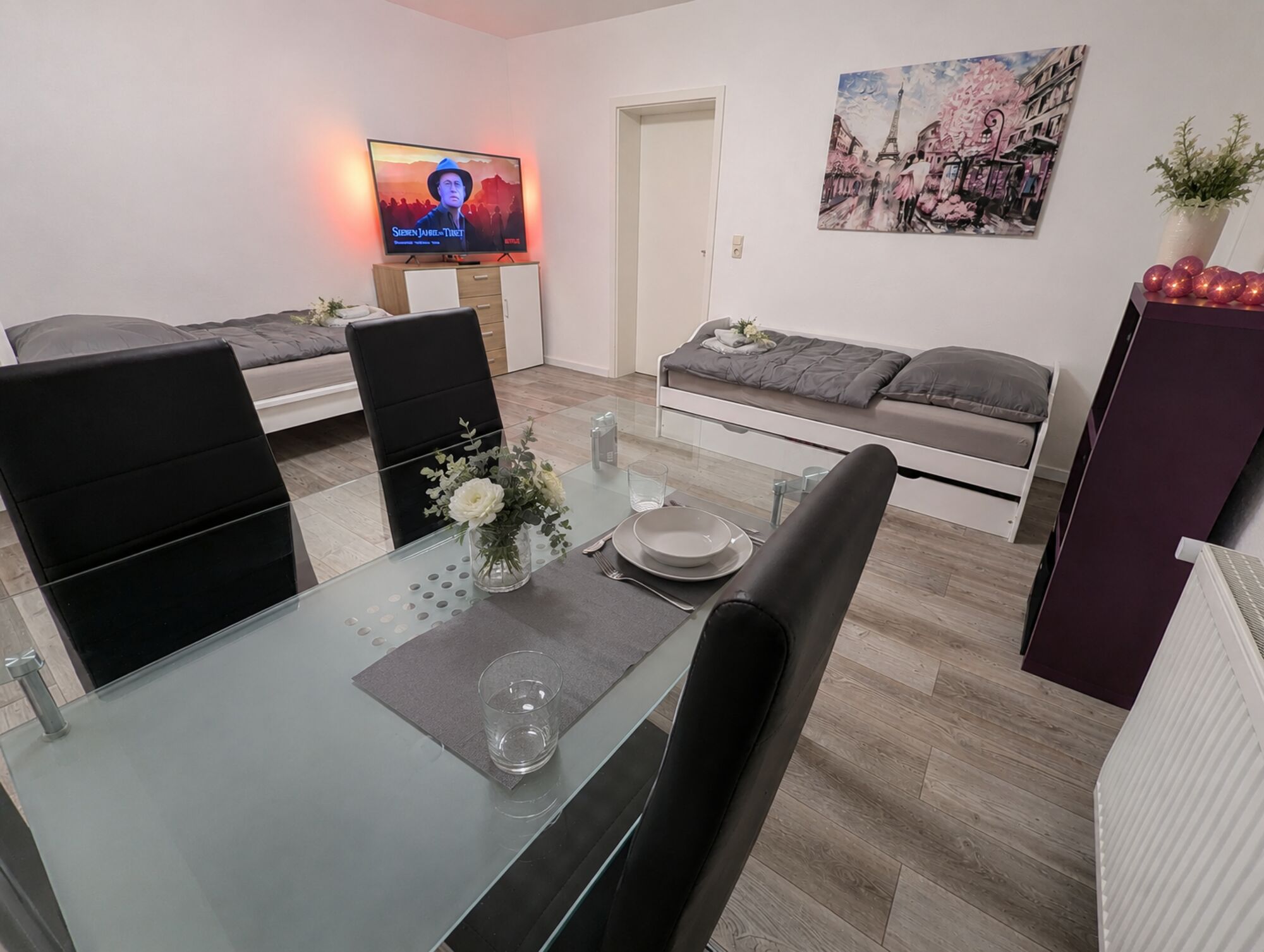 Wohnzimmer mit 55" Netflix 4k TV