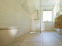 Bad mit Dusche im DG