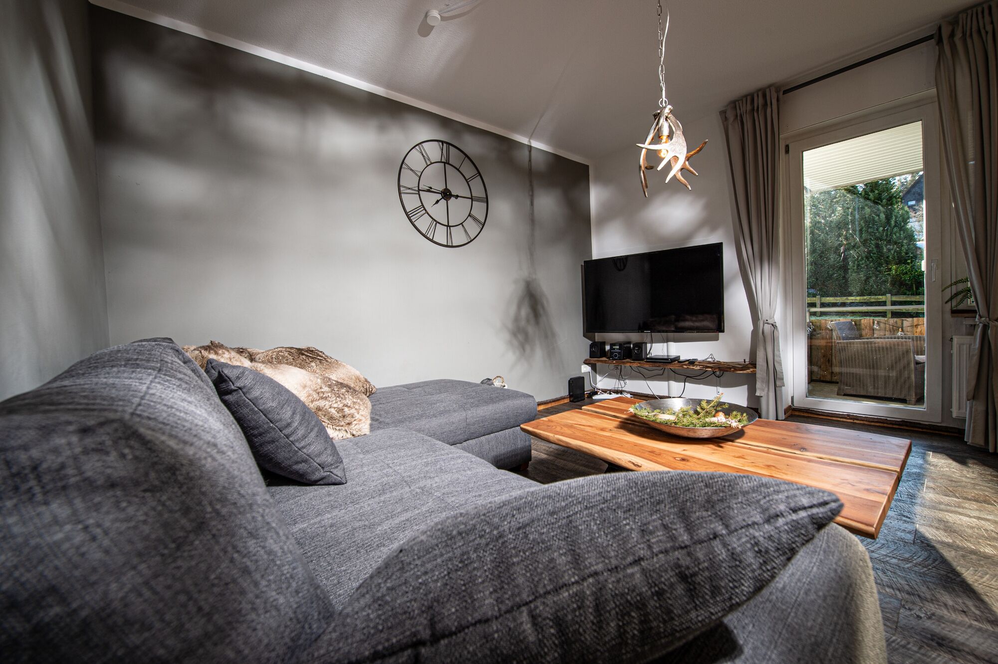 Ein 55 Zoll Tv, Xbox für die Kinder, DVD Player und eine Musikanlage lassen keine Wünsche offen