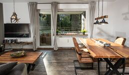 Der gemütliche Wohnbereich mit Blick in den grünen Garten.