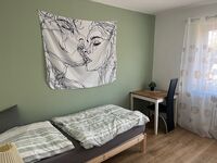 Schlafzimmer mit 1 Einzelbett und TV 