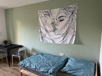 Schlafzimmer mit 2 Einzelbetten und Tisch 