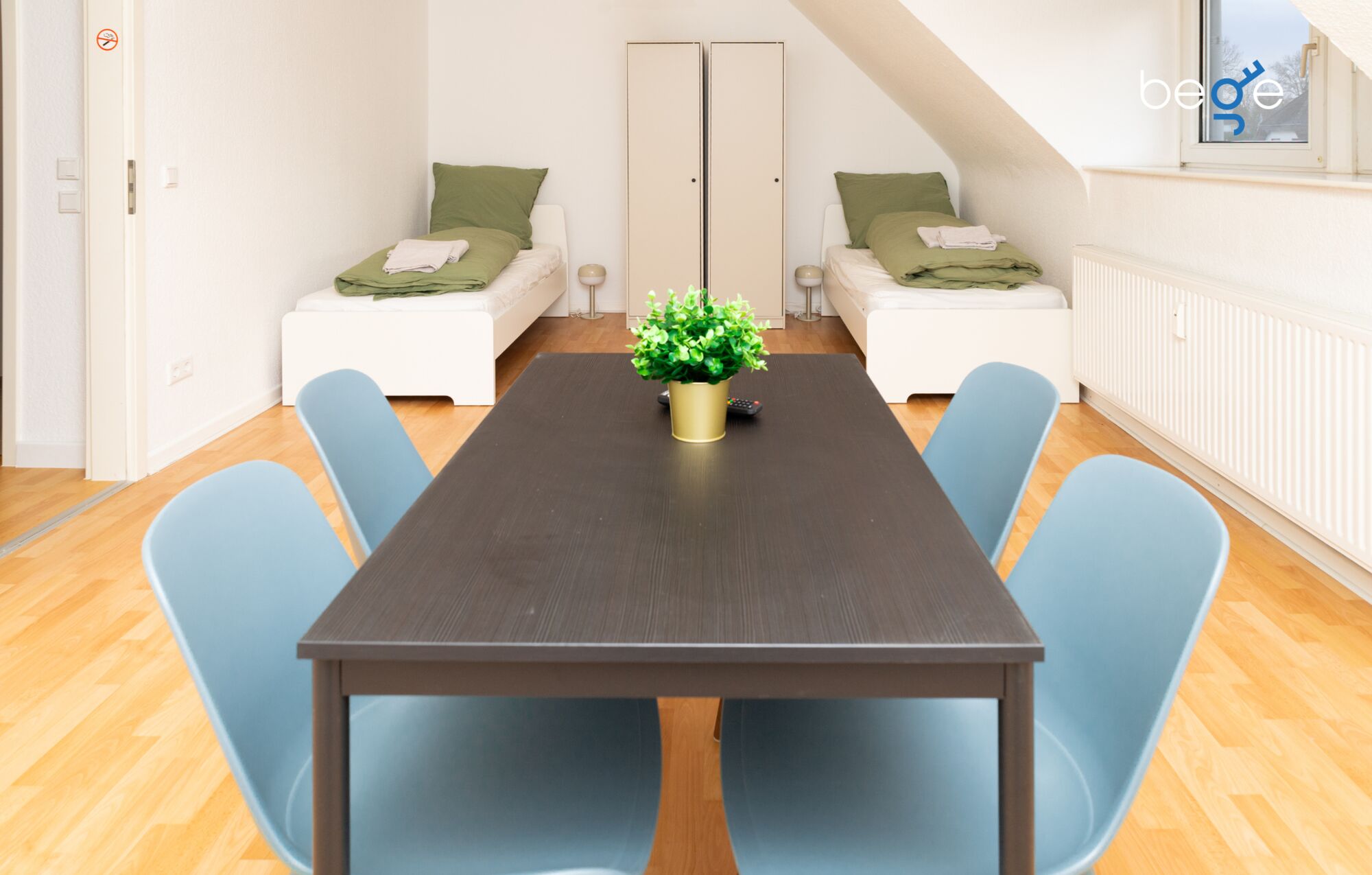 Schlafzimmer 1 mit zwei Einzelbetten, Sitzecke und Smart TV
