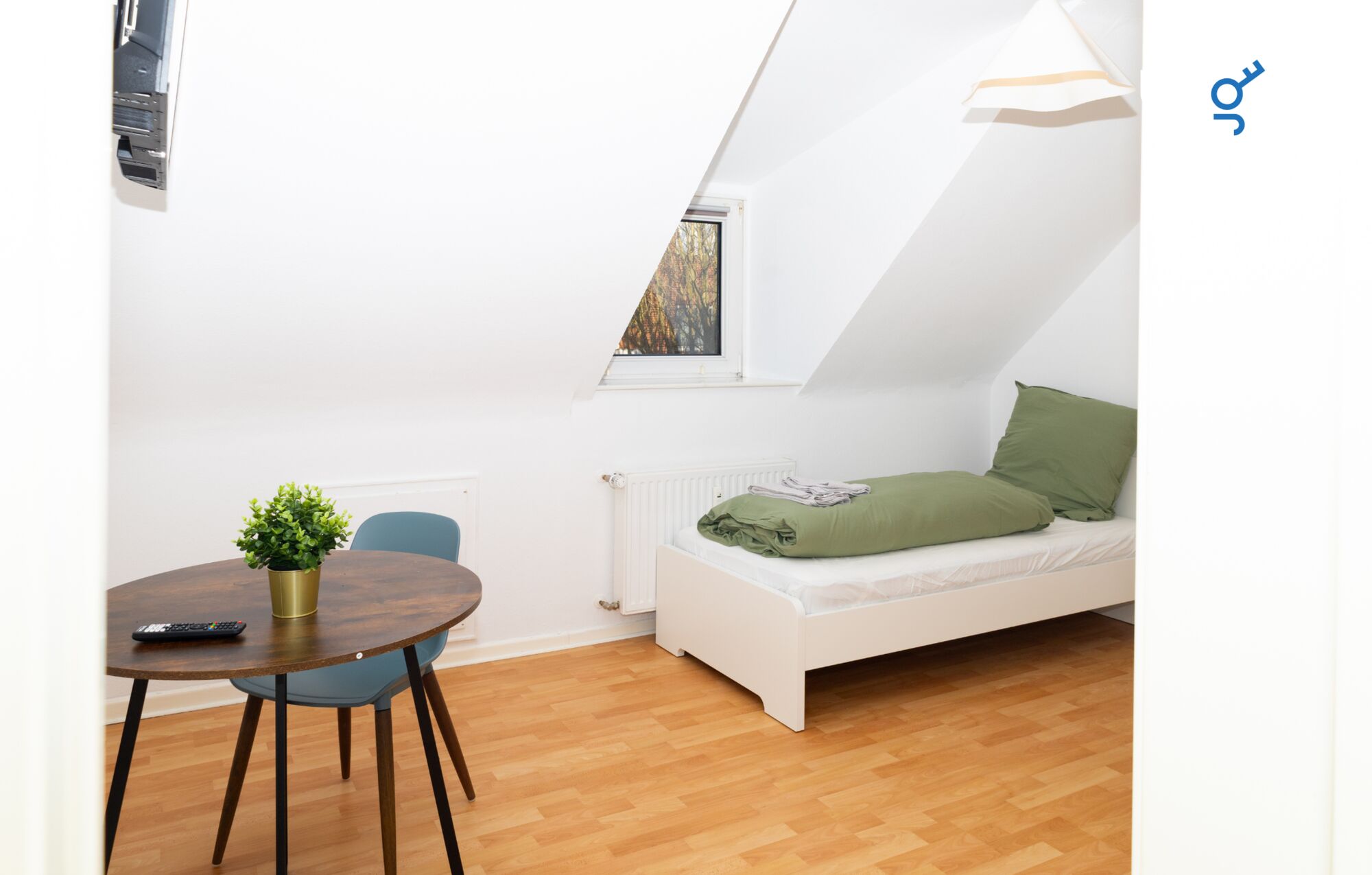 Schlafzimmer 1 mit zwei Einzelbetten, Sitzecke und Smart TV