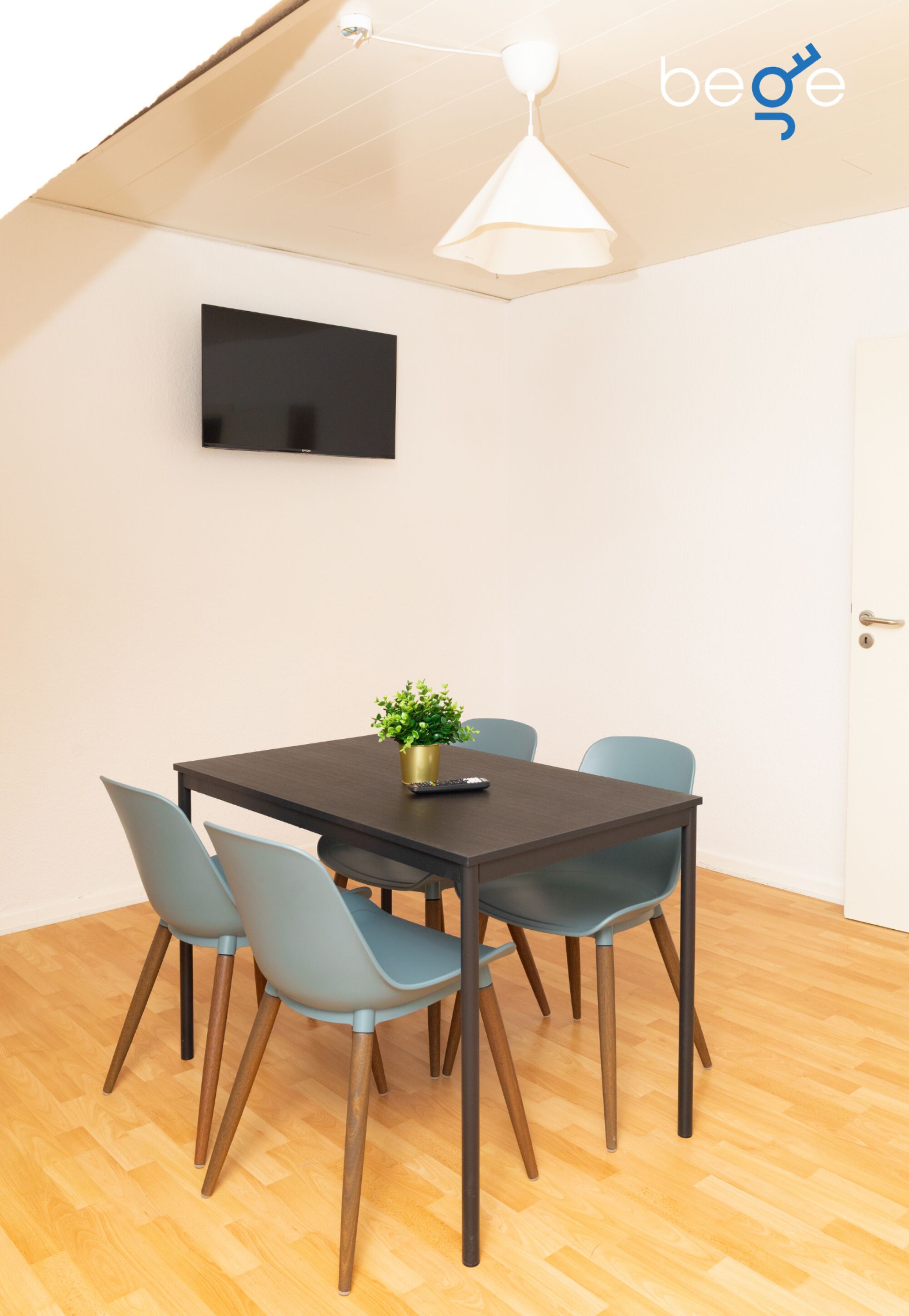 Schlafzimmer 1 mit zwei Einzelbetten, Sitzecke und Smart TV