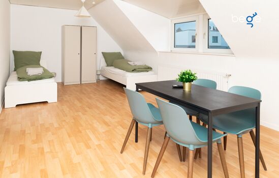 Schlafzimmer 1 mit zwei Einzelbetten, Sitzecke und Smart TV