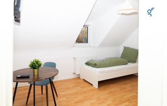 Schlafzimmer 1 mit zwei Einzelbetten, Sitzecke und Smart TV