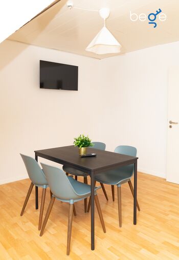 Schlafzimmer 1 mit zwei Einzelbetten, Sitzecke und Smart TV