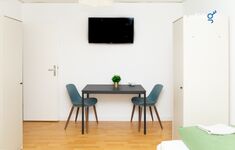 Schlafzimmer 2 mit zwei Einzelbetten, Sitzecke und Smart TV