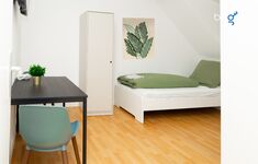 Schlafzimmer 2 mit zwei Einzelbetten, Sitzecke und Smart TV