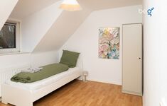 Schlafzimmer 3 mit einem Bett, Sitzecke und Smart TV