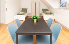 Schlafzimmer 1 mit zwei Einzelbetten, Sitzecke und Smart TV