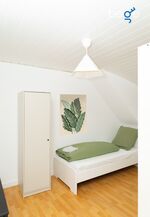 Schlafzimmer 2 mit zwei Einzelbetten, Sitzecke und Smart TV