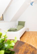 Schlafzimmer 3 mit einem Bett, Sitzecke und Smart TV