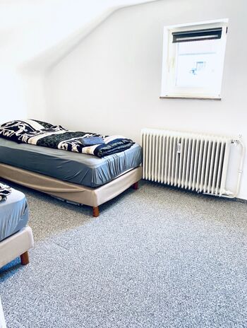 Schlafzimmer 1 - 2 Einzelbetten & Kleiderschrank