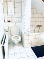 Badezimmer mit Badewanne 