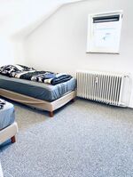 Schlafzimmer 1 - 2 Einzelbetten & Kleiderschrank